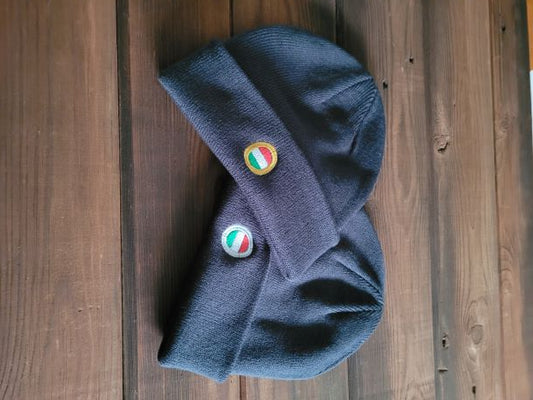 Kötött sapka hímzett sapkaboglárral